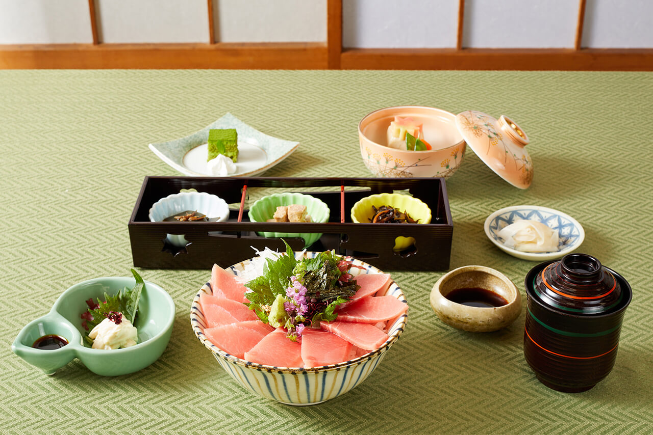 まぐろ丼膳 / 2,200円